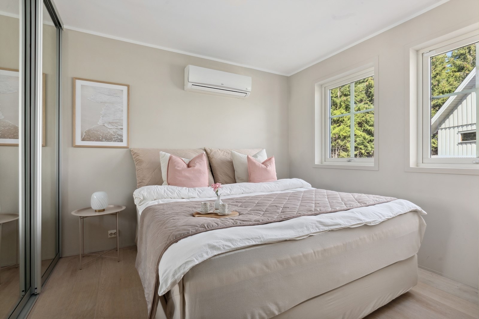 Hyggelig soverom med rikt med garderobeplass - samt har rommet varmepumpe for både oppvarming og nedkjøling Galleribilde