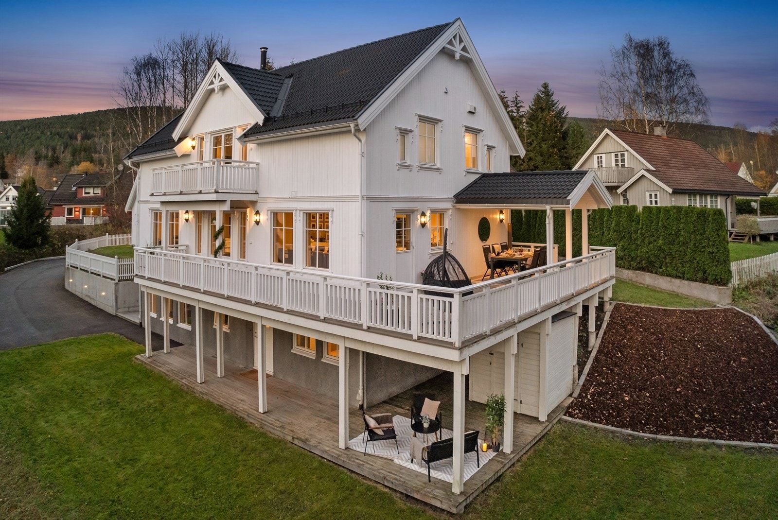 Uteplassen strekker seg langs store deler av kjøkken og stue - og har en takoverbygget del utenfor kjøkkensiden Galleribilde