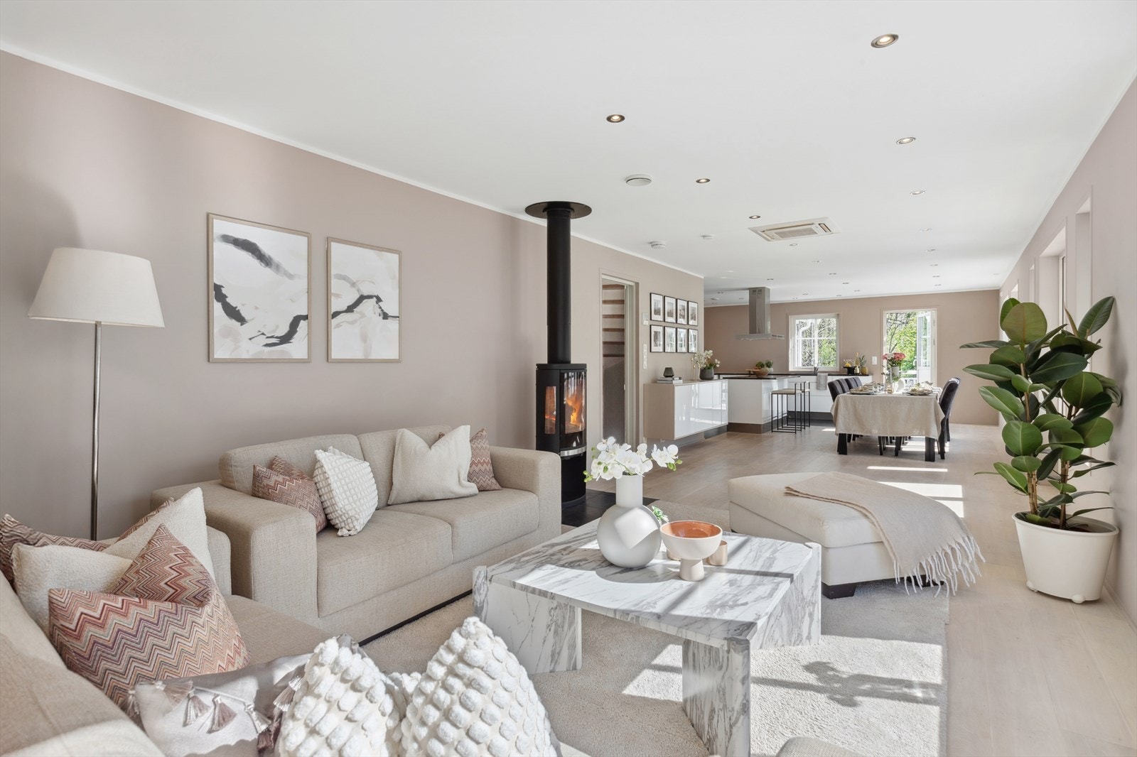 Boligen holder gjennomgående god standard - og er meget delikat Galleribilde