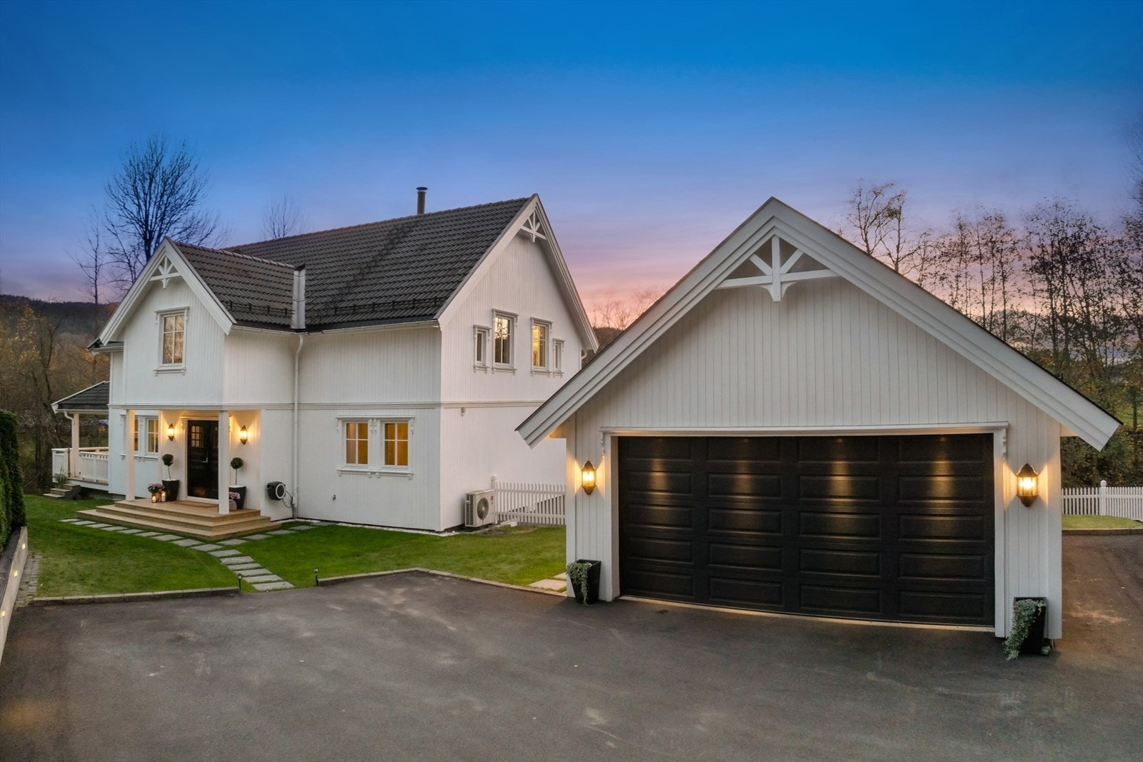 Velkommen hjem! Eiendommen har parkmessig adkomst ned allé - asfaltert og romslig gårdsplass Galleribilde