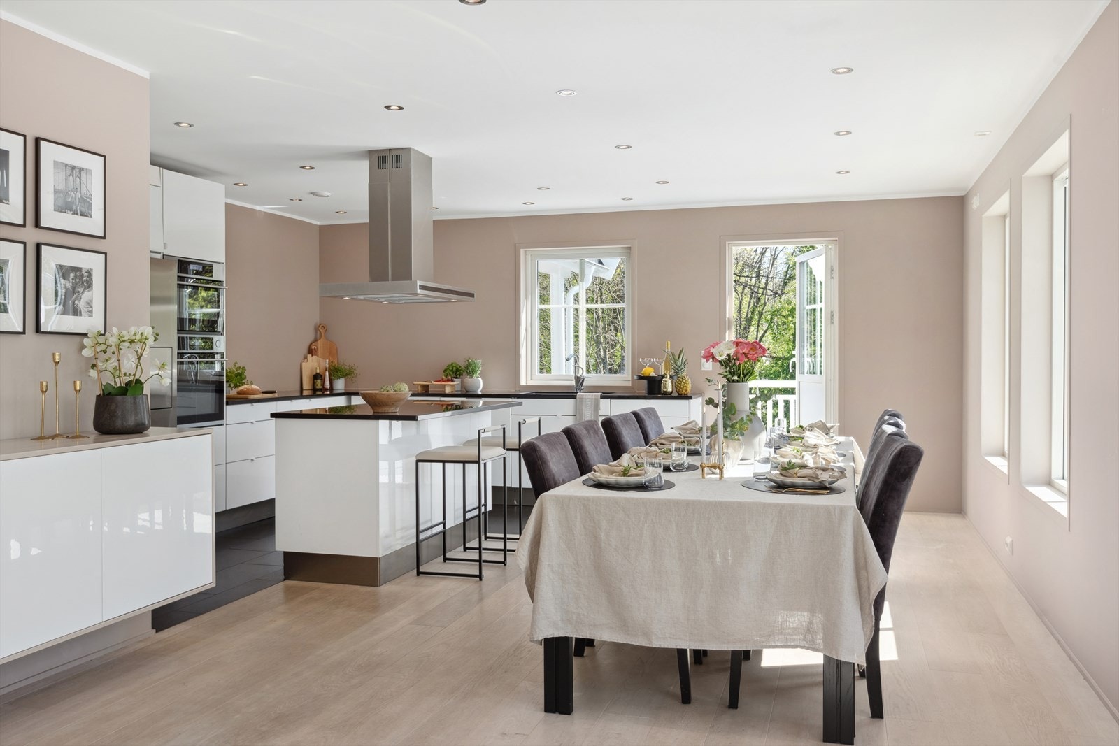 Rommet har delikat en-stavs parkett og en behagelig dempet fargetone på vegg Galleribilde