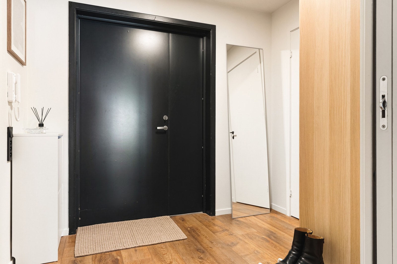 Velkommen inn en praktisk entré på 5,7 kvm. Her er det god plass til oppbevaring av yttertøy og sko i praktiske garderobeløsninger. Gjester kan man enkelt åpne for ved å benytte byggets porttelefon. Galleribilde