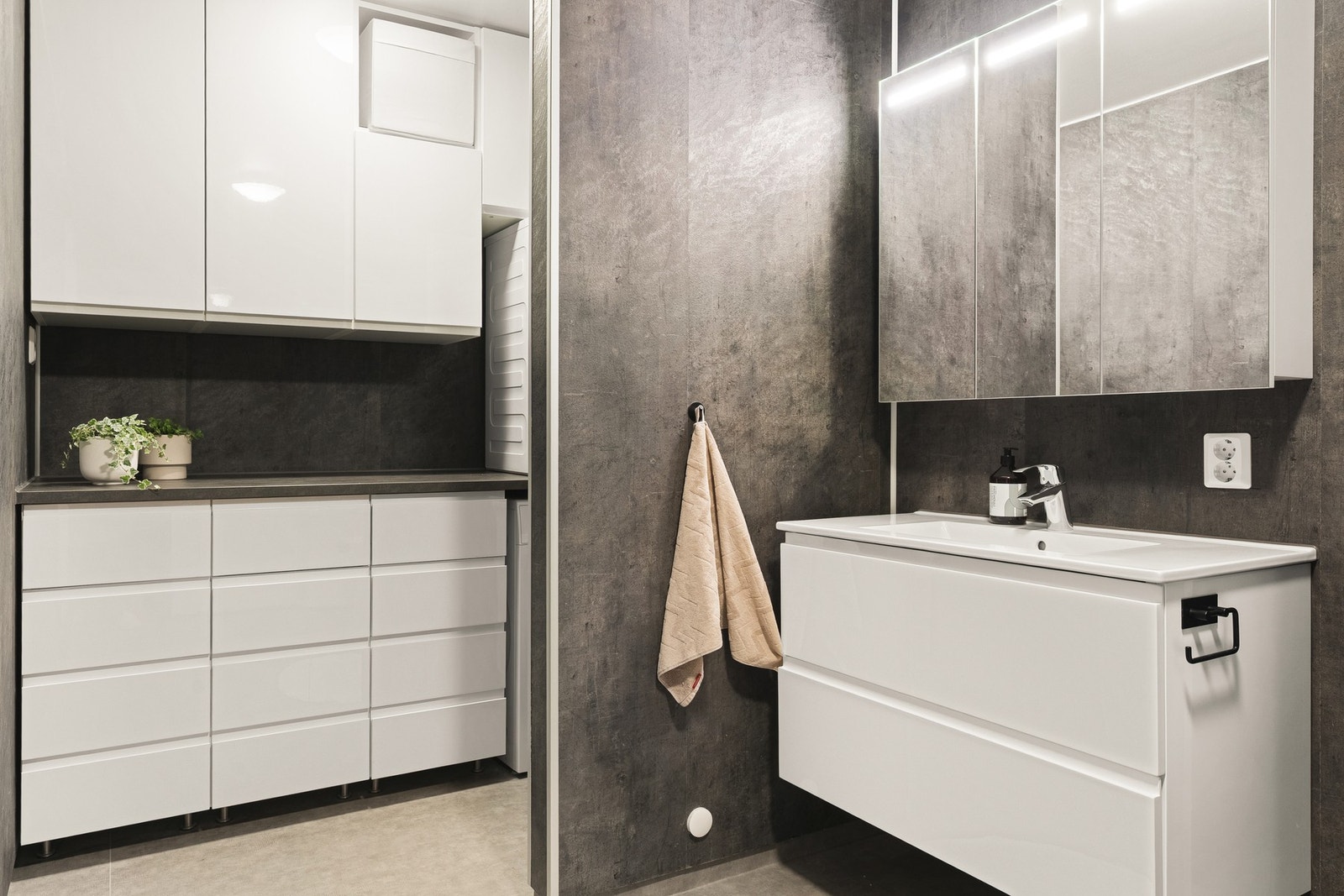 Badet er svært godt løst med egen vaskeromsdel. Her er rikelig med oppbevaringsplass og god plass til vaskemaskin og tørketrommel. Galleribilde