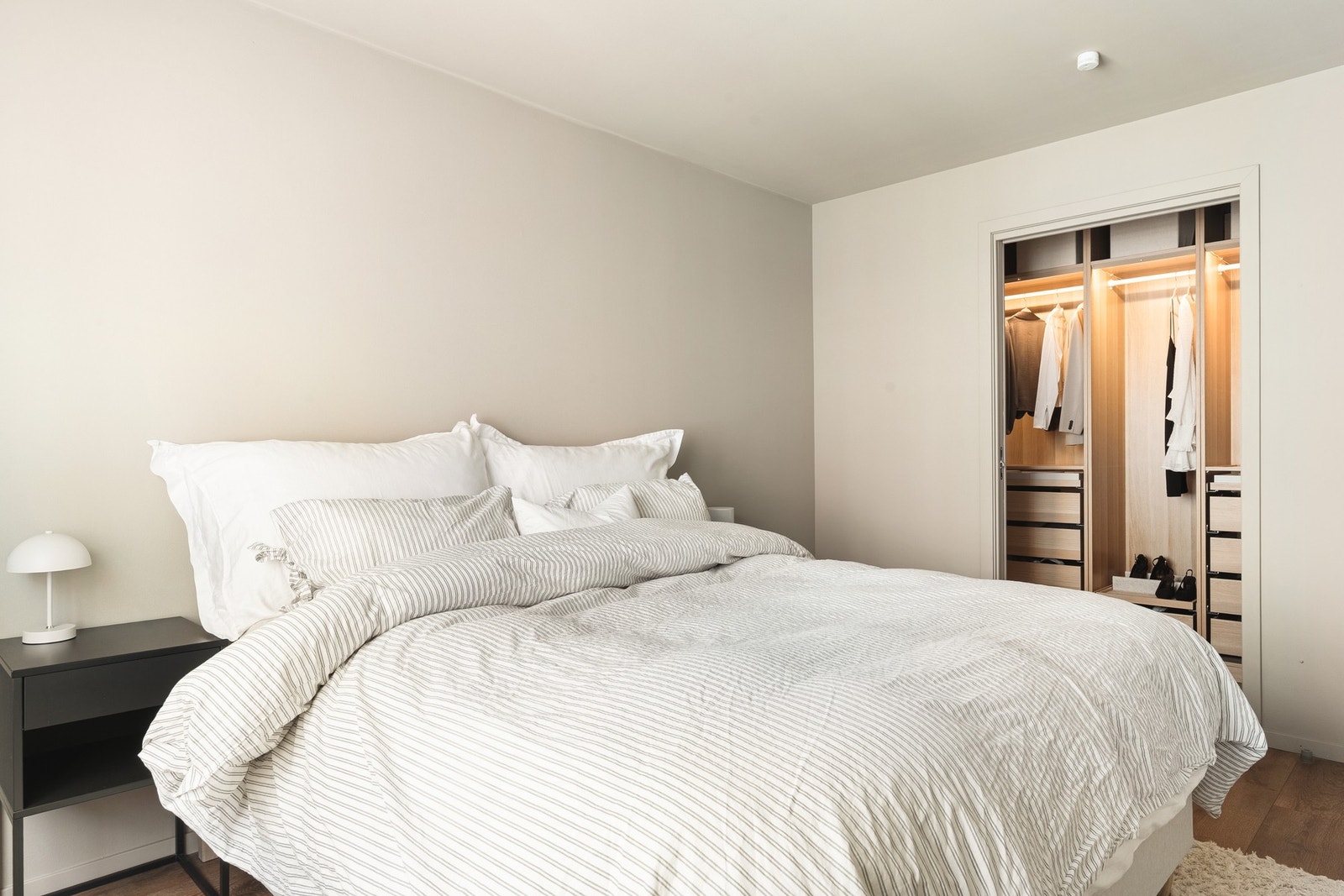 Rommet god plass til dobbeltseng med tilhørende nattbord. Galleribilde