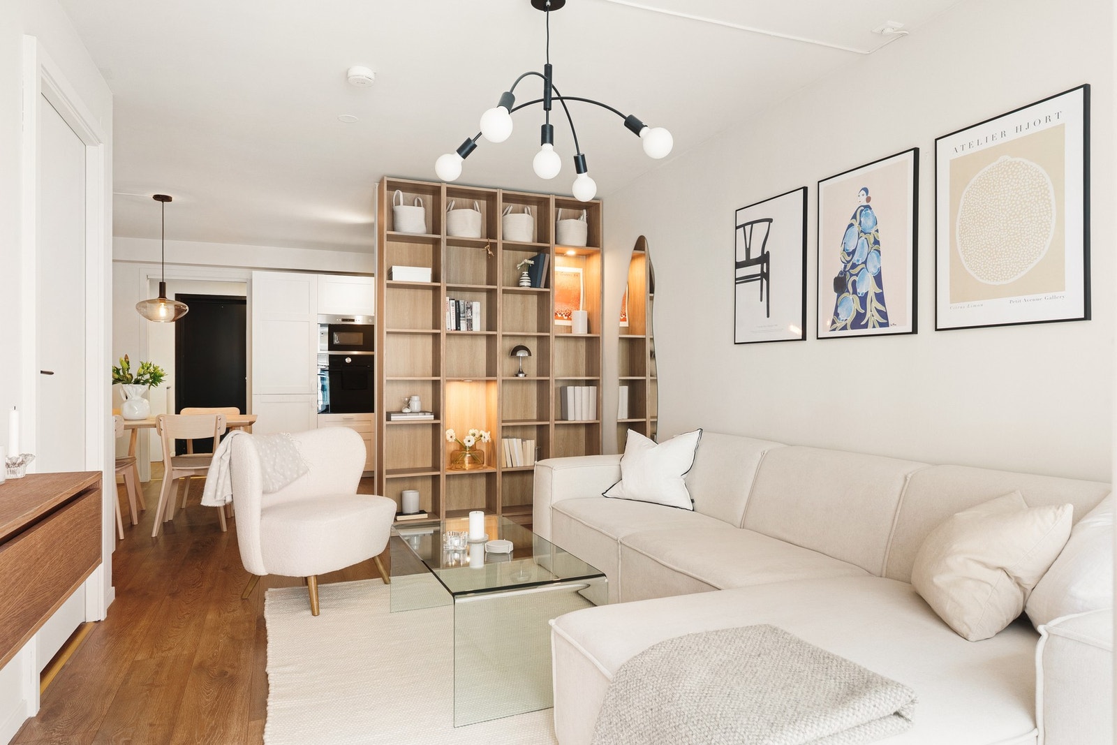 Stuen oppleves lys og luftig med listefrie overganger og moderne fargetoner. Galleribilde