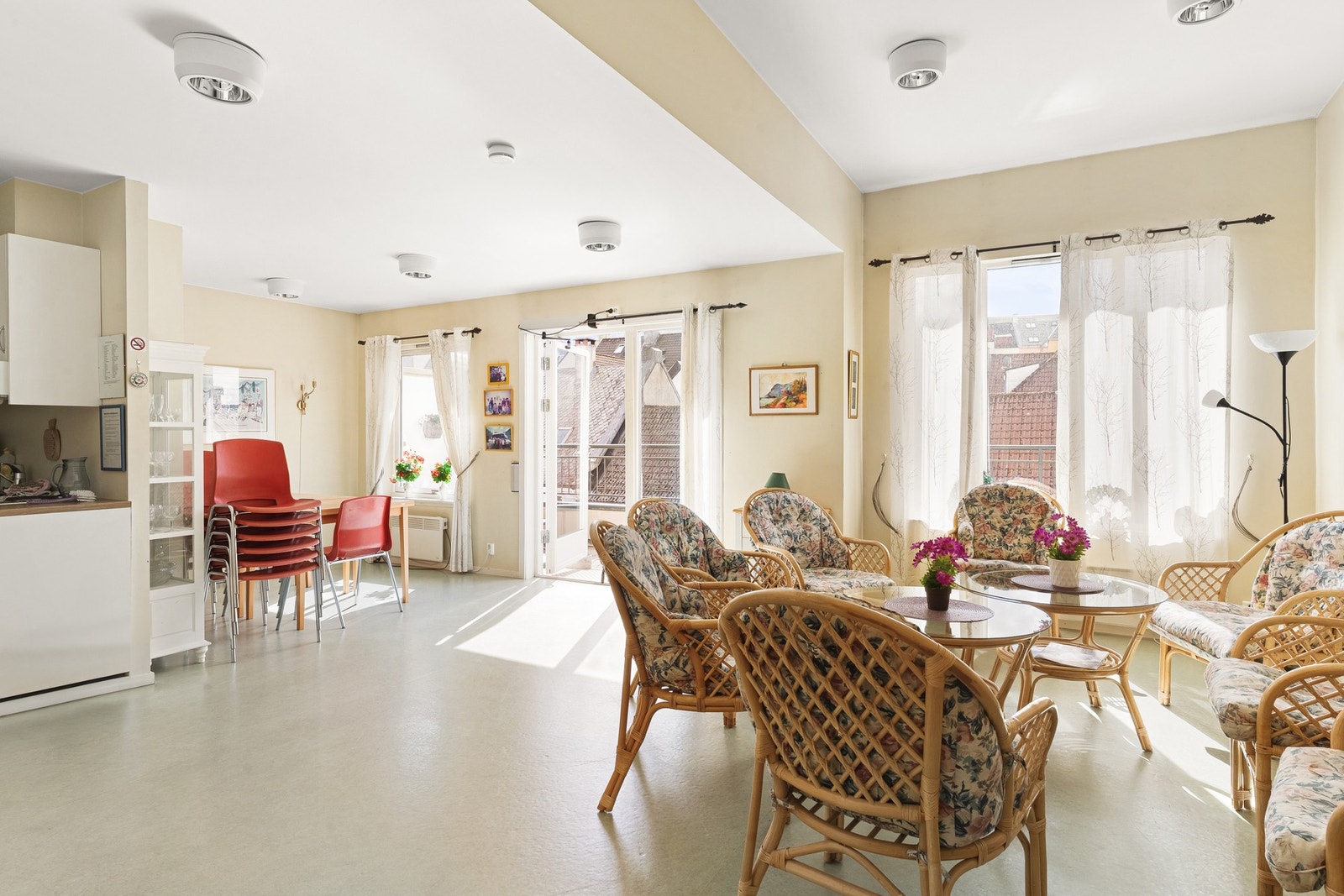 Skal man invitere til større selskap er det mulig å reservere felleslokale i borettslaget. Får man gjester på besøk, er det heller ingen utfordring. Borettslaget har egen gjestehybel som kan leies av andelseierne. Galleribilde