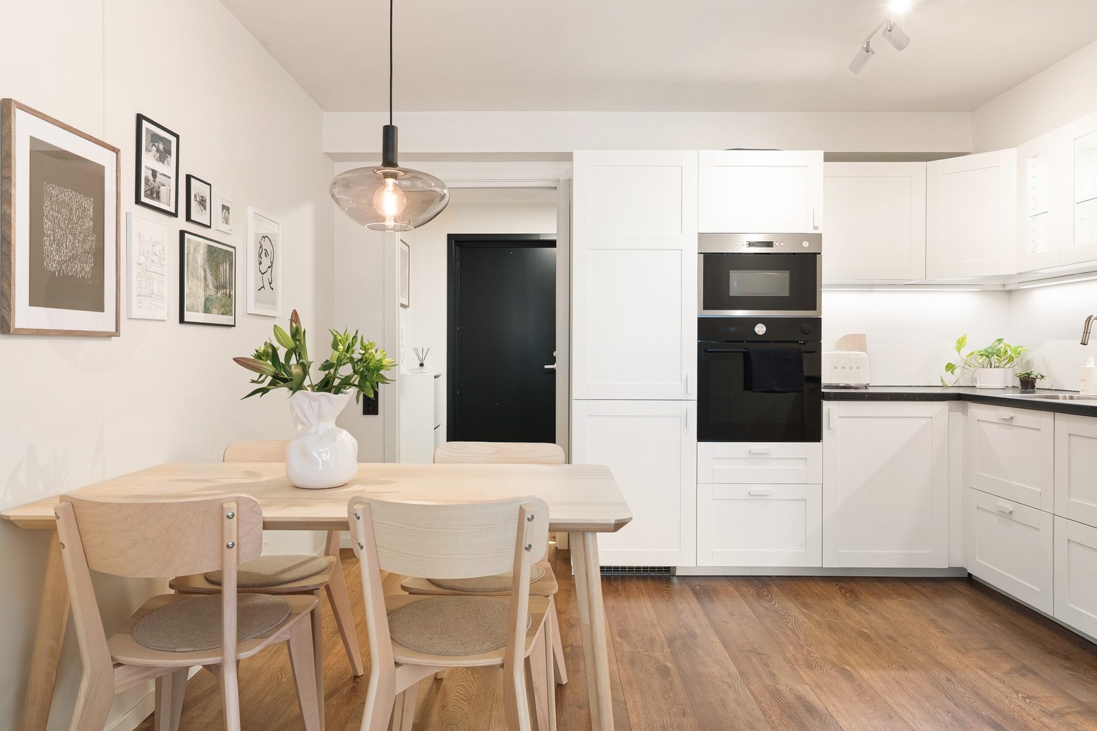 Kjøkkenområdet har god plass til koselig spisebord. Galleribilde