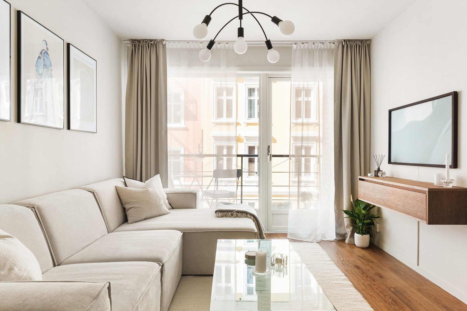 Store vindusflater slipper inn rikelig med naturlig lys og er med på å skape en fantastisk romfølelse. Galleribilde