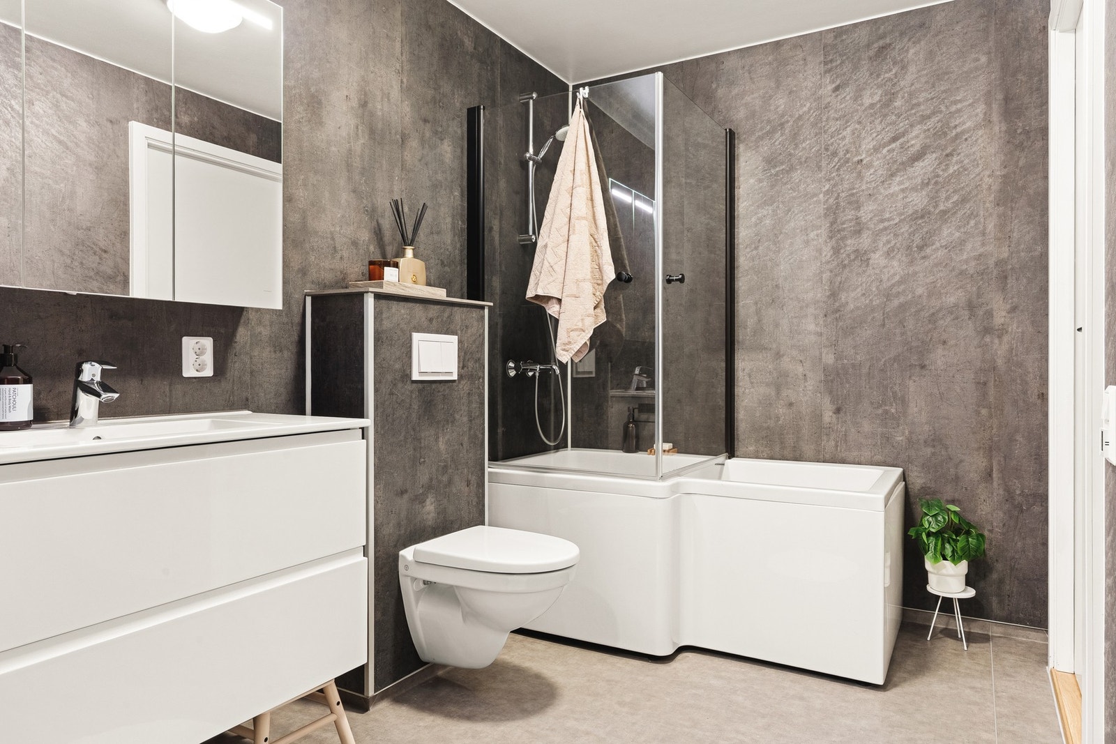 Badet i leiligheten ble oppgradert i 2022 og måler 8,5 kvm. Badet har belegg med varmekabler på gulvet og baderomsplater på veggene. Galleribilde