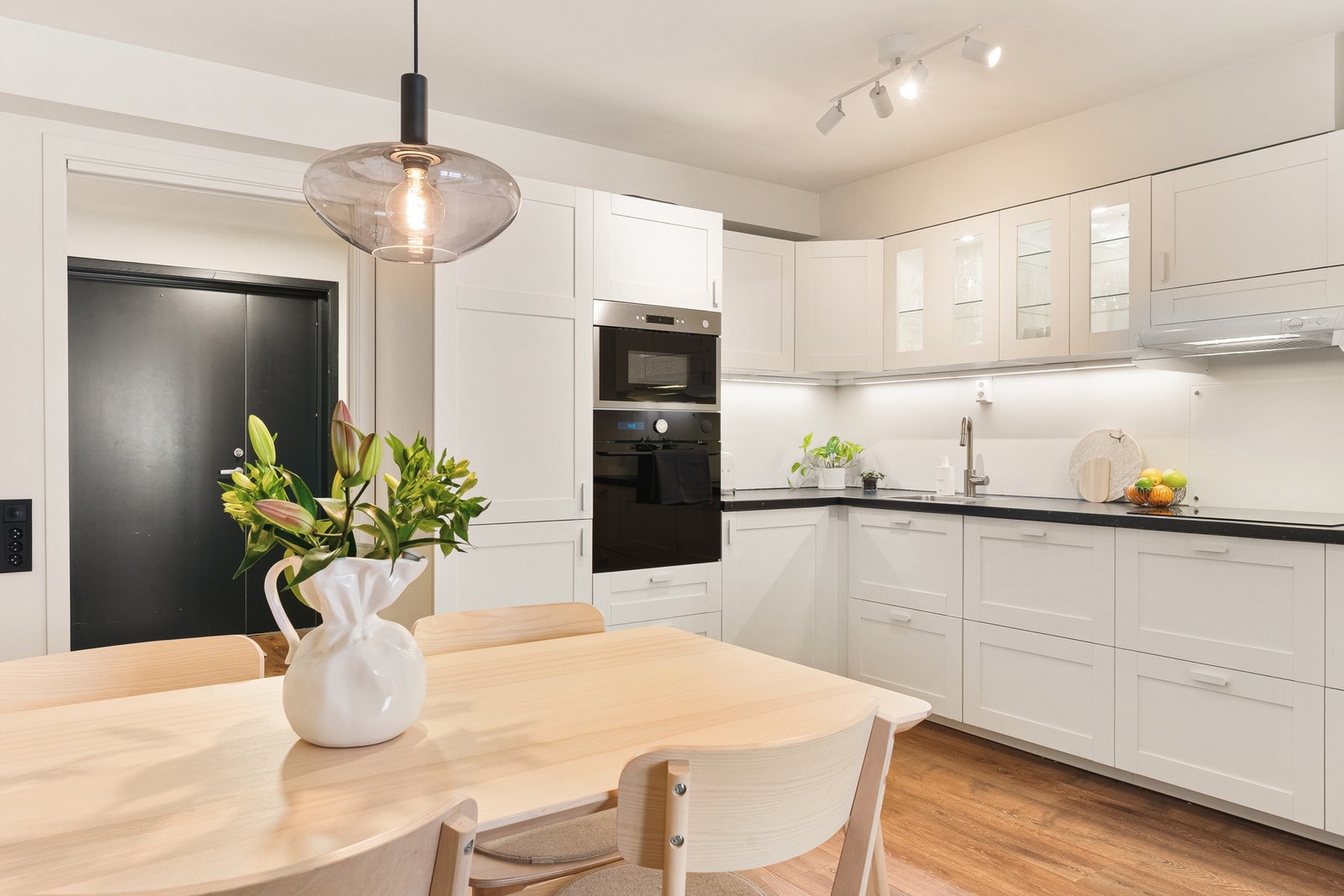 Av integrerte hvitevarer er det platetopp, stekeovn, micro, kjøleskap med frysedel og oppvaskmaskin. Galleribilde