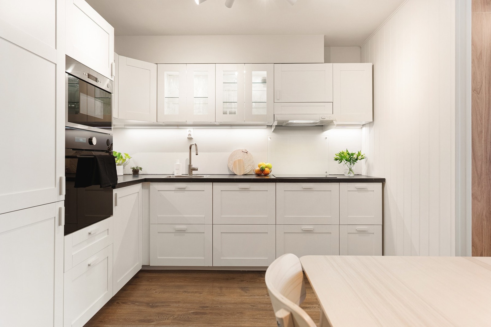 Kjøkkenet består av tidløs kjøkkeninnredning fra 2019 med profilerte fronter og benkeplate i laminat med planlimt vask av stål. Galleribilde