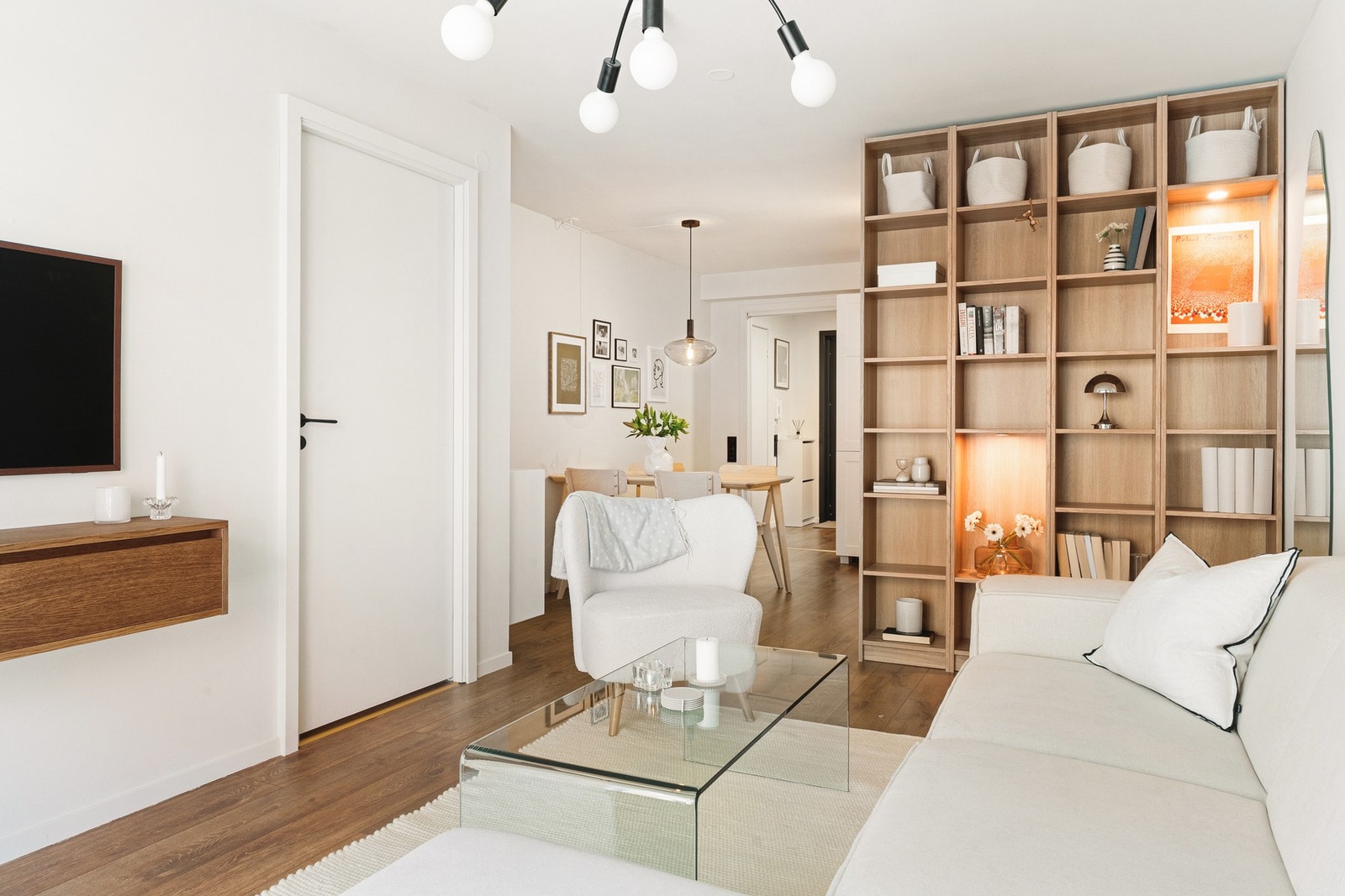 Velkommen til en nydelig leilighet med moderne overflater og god planløsning. Galleribilde