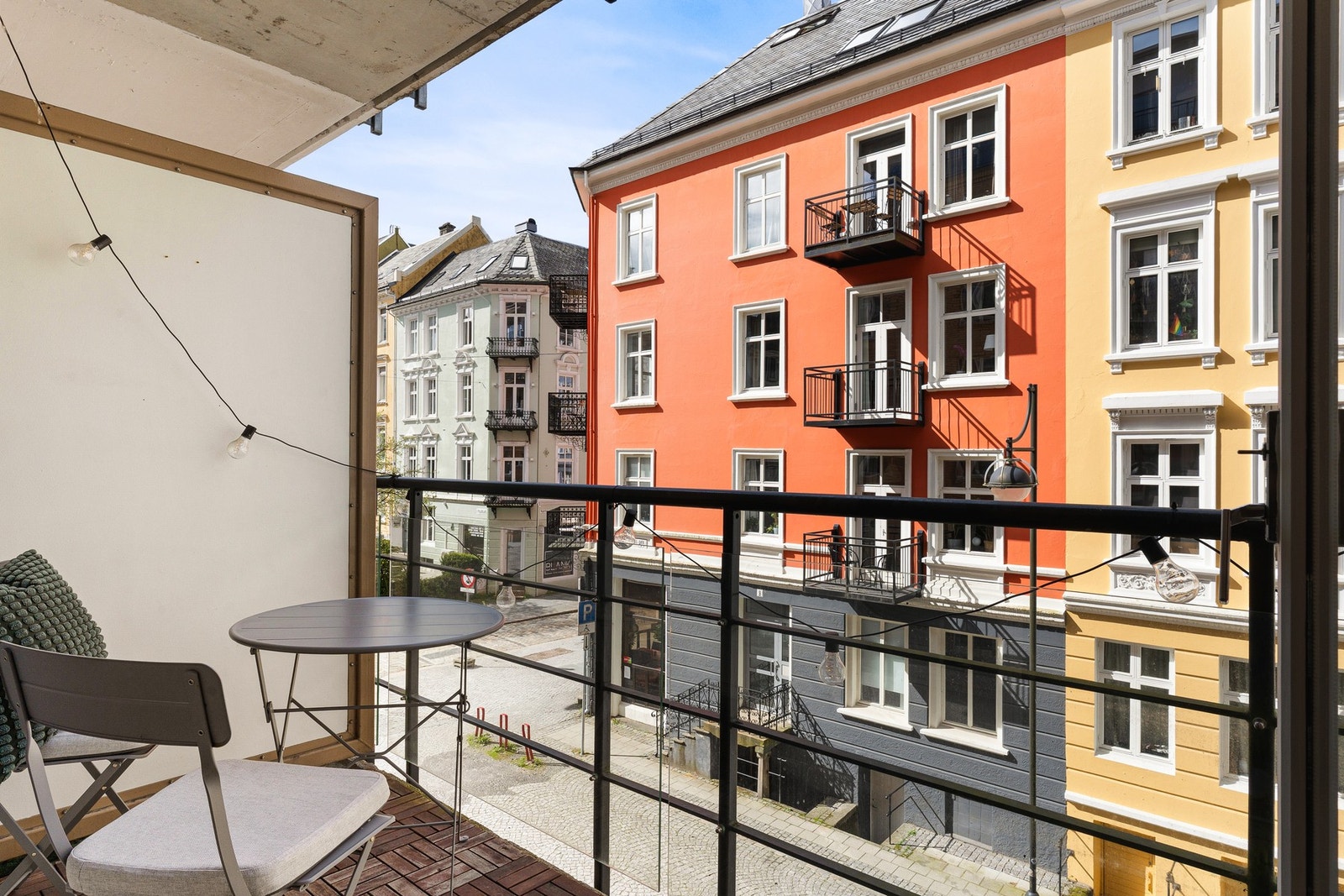 Fra stuen er det utgang til en nydelig balkong på 3,8 kvm. Galleribilde