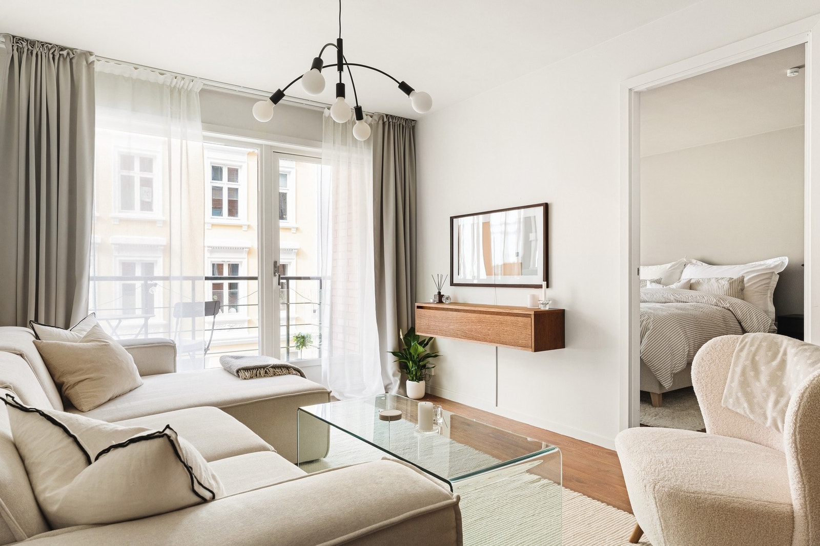 Det flotte enstavs gulvet i mørk utførelse skaper en ekstra dybde til rommet. Galleribilde