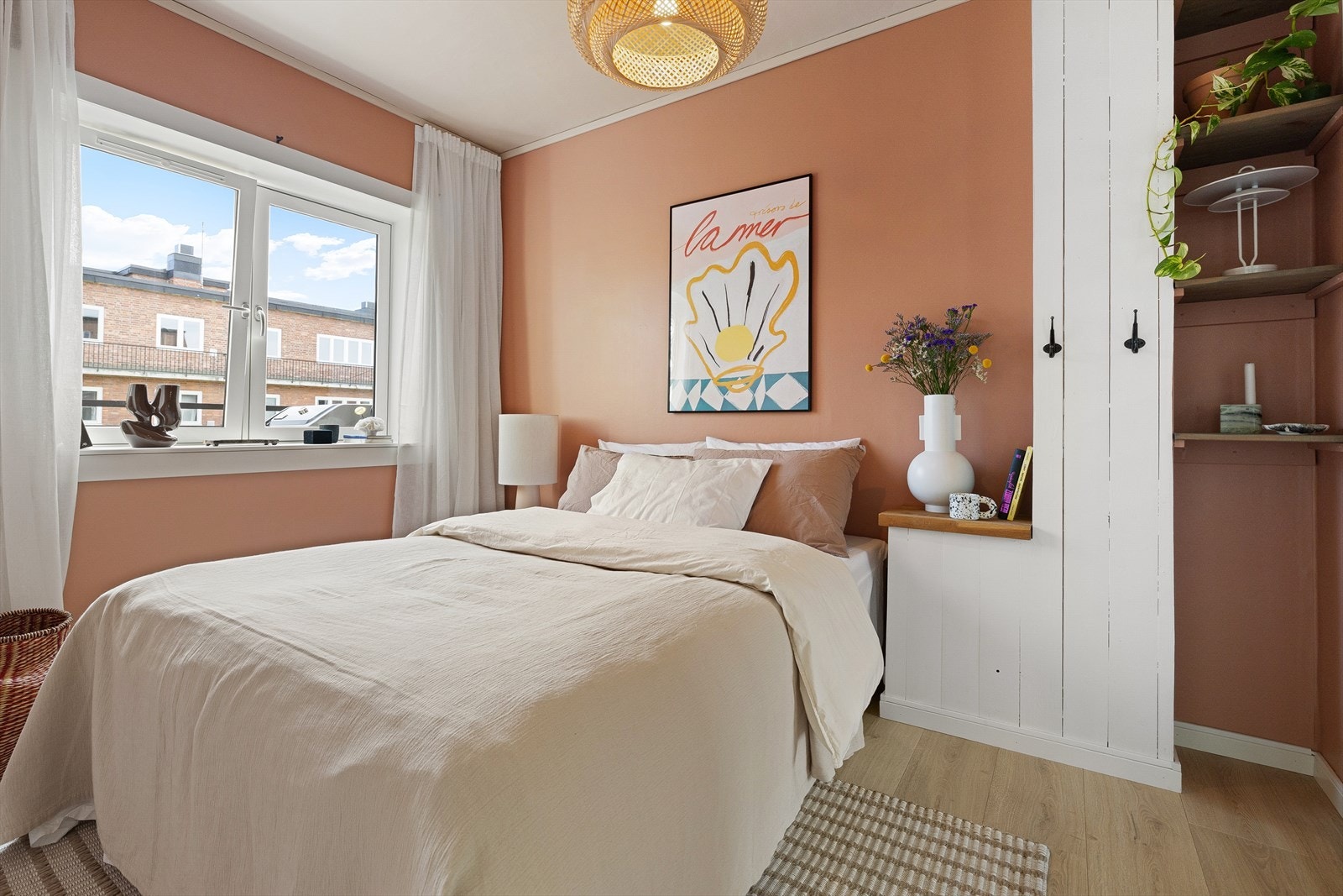 Stort soverom med gode møbleringsmuligheter, gode lysforhold og fin romfølelse Galleribilde