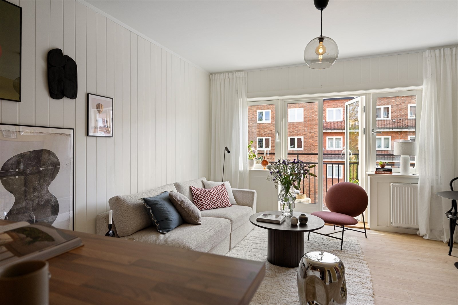 En hjemmekoselig leilighet med nydelig morgensol gjennom vindusflatene som gir god atmosfære Galleribilde