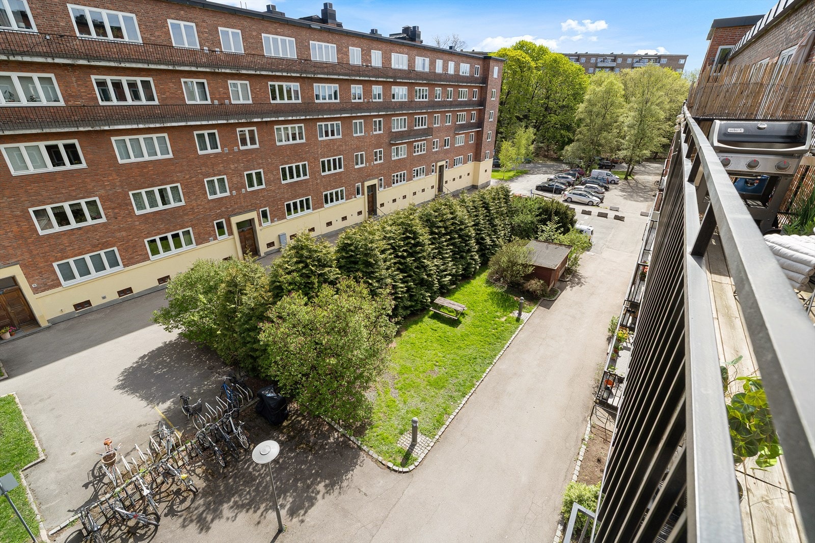 Balkongen vender ut mot rolig bakgård Galleribilde