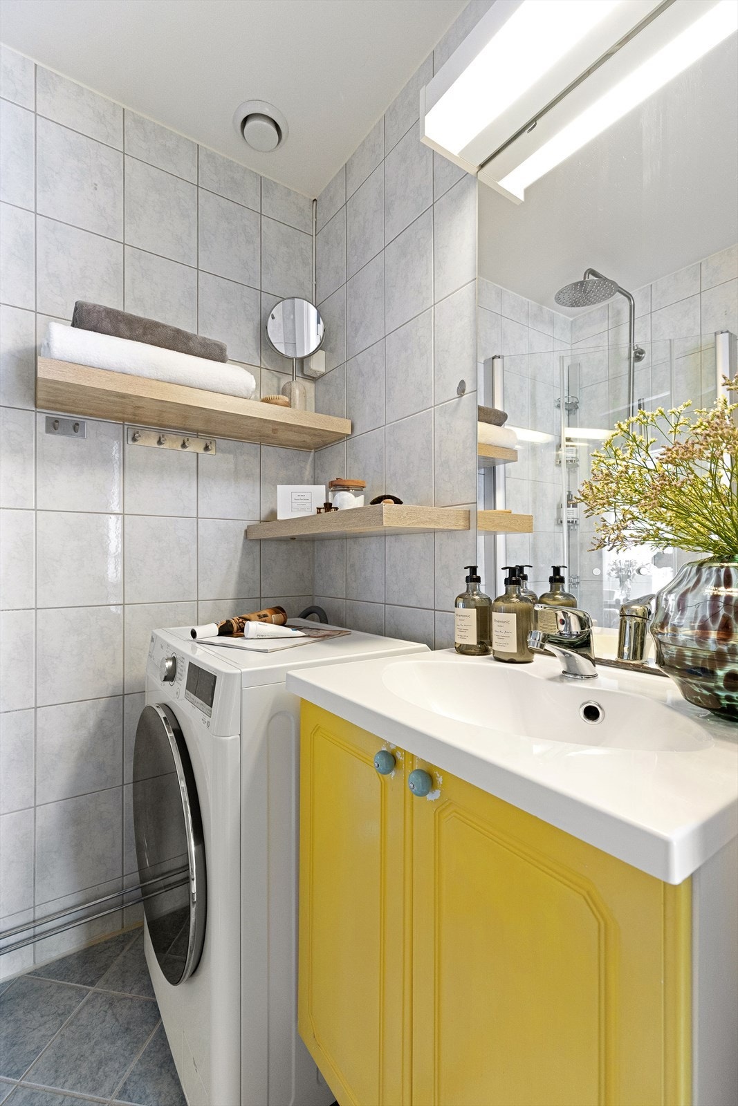 Badet er innredet med toalett, baderomsinnredning og dusjhjørne med innfellbare glassdører Galleribilde