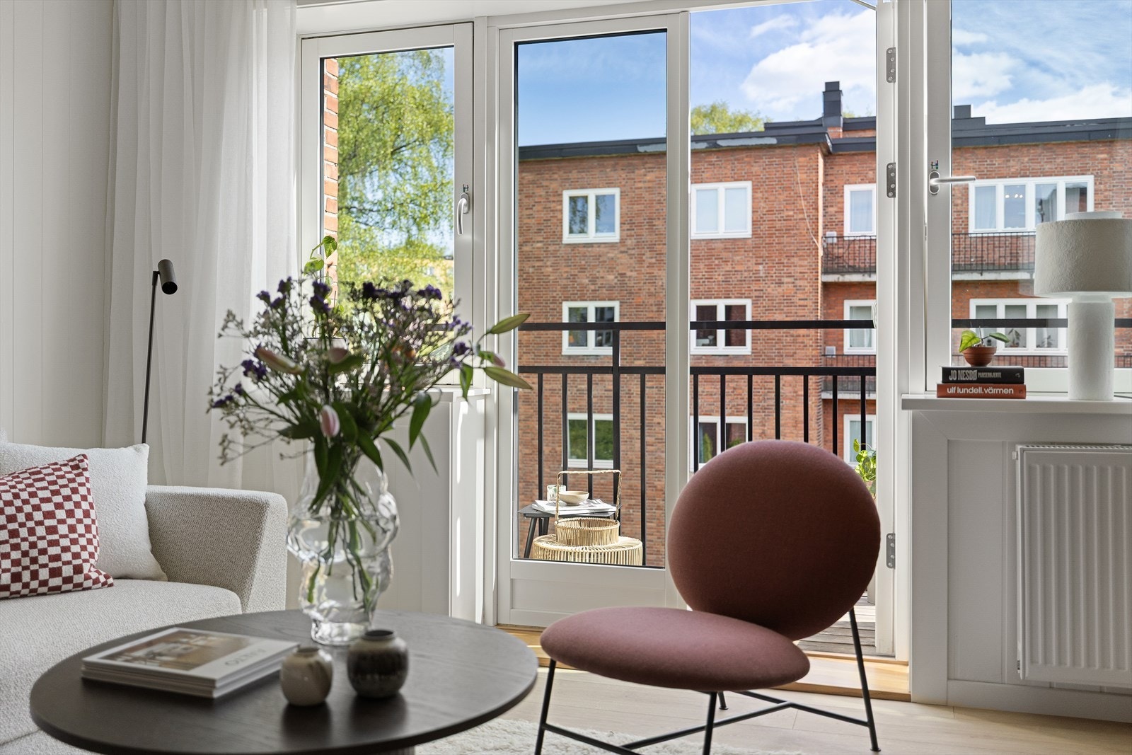 Leiligheten har vinduer og balkongdør fra 2016 Galleribilde