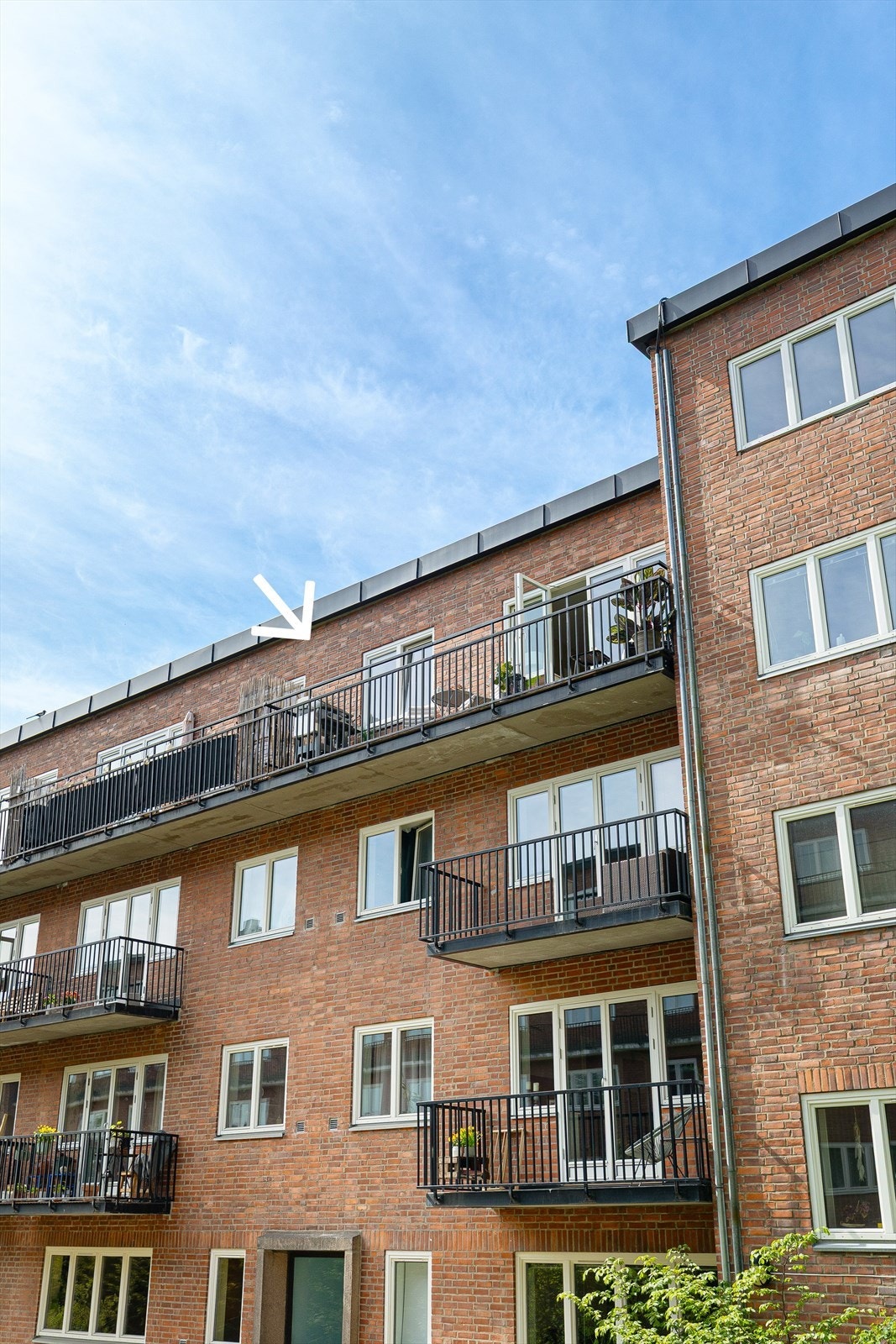 Leiligheten har en fin beliggenhet i byggets toppetasje med utgang til solrik balkong Galleribilde