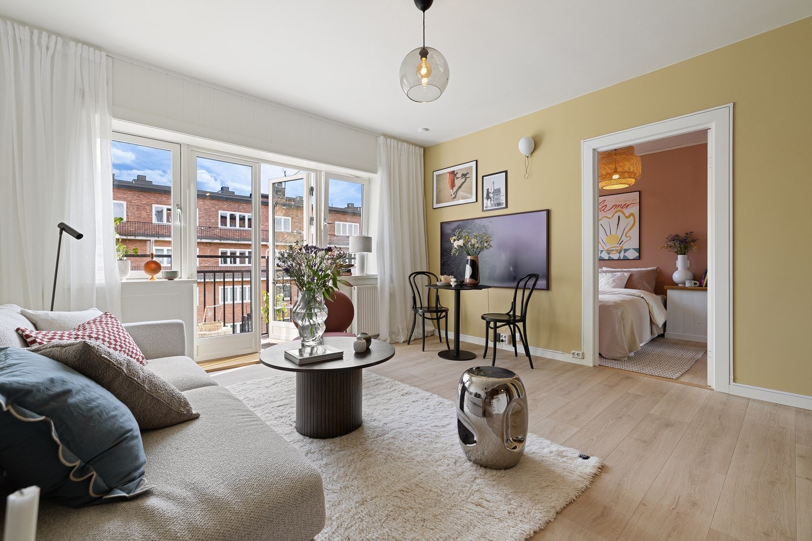 Lys og fin stue med god store vindusflater og gode lysforhold Galleribilde