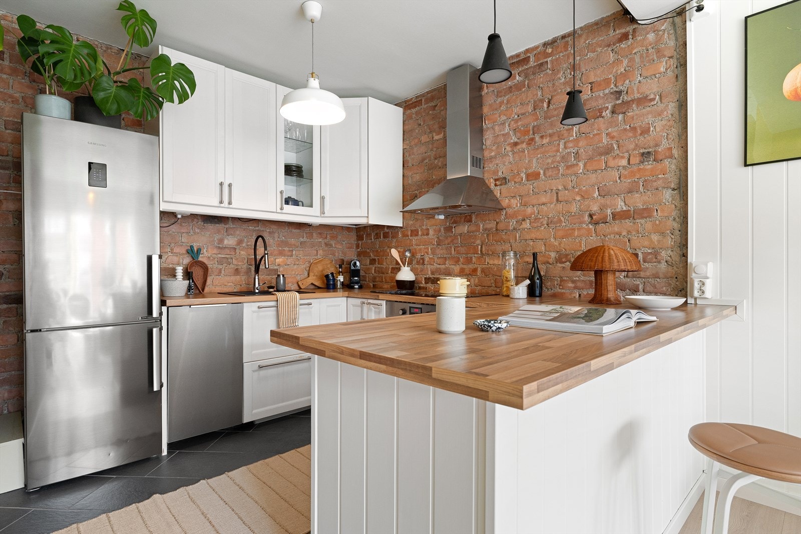 Kjøkkenet er praktisk utformet med store arbeidsflater og gode oppbevaringsmuligheter Galleribilde