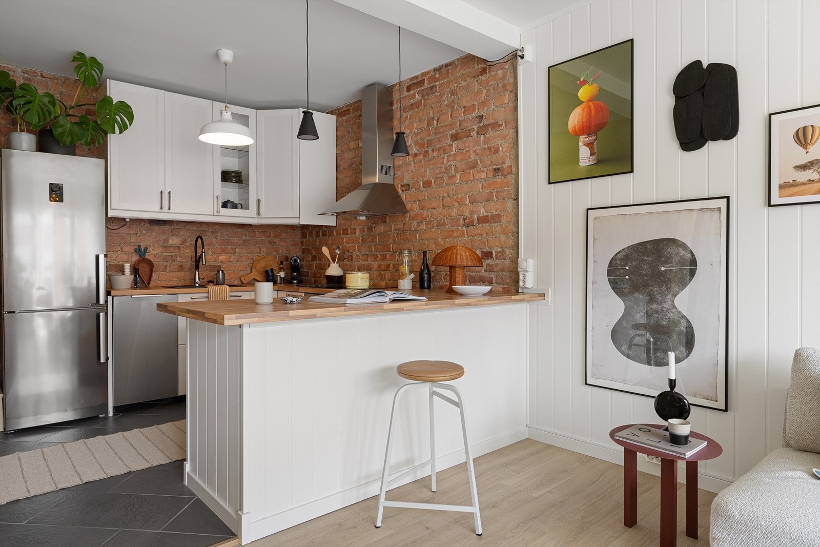 Kjøkkenet har flislagt gulv og eksponerte teglsteinensvegger Galleribilde