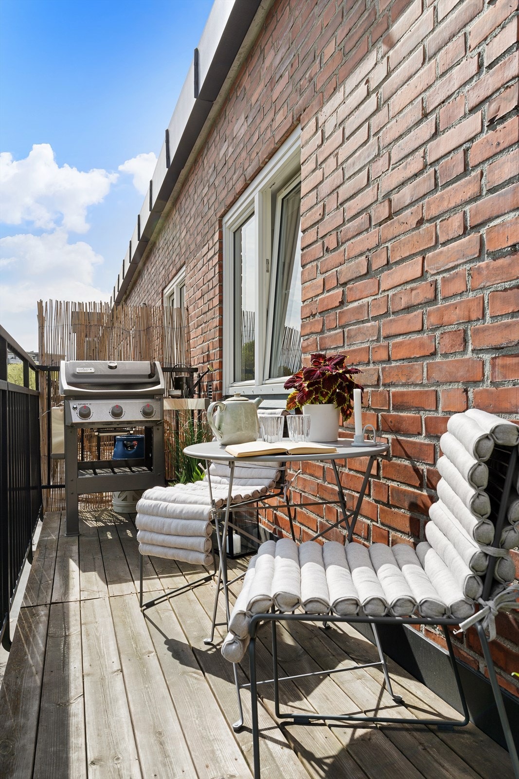 Fra stuen er det utgang til en lun og koselig balkong med sol fra soloppgang til ca. kl. 14 sommerstid Galleribilde