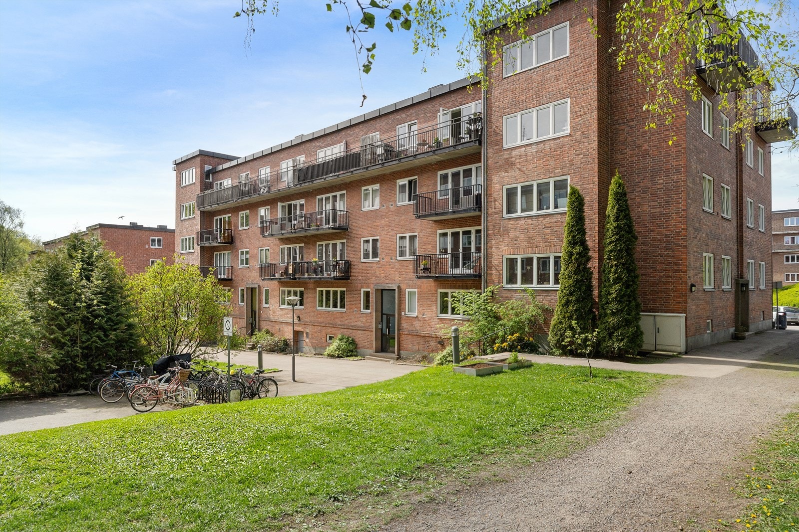 Rolig og tilbaketrukket, samtidig meget sentralt. Fellesområdene er opparbeidet med gressplen, beplantning og interne stikkveier til innganger Galleribilde