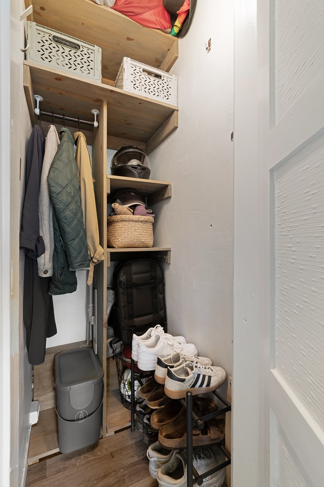 Fra entreen er det adkomst til kott med oppbevaringsmuligheter. Det medfølger i tillegg en kjellerbod på ca. 3 kvm. Galleribilde