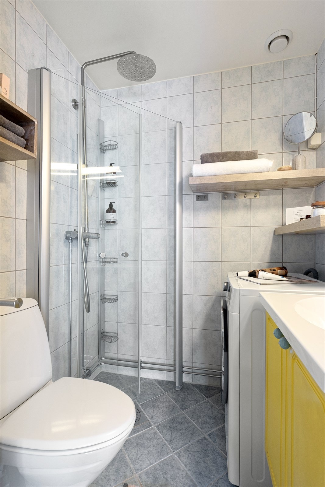 Helfliset bad med varmekabler i gulv og opplegg for vaskemaskin Galleribilde