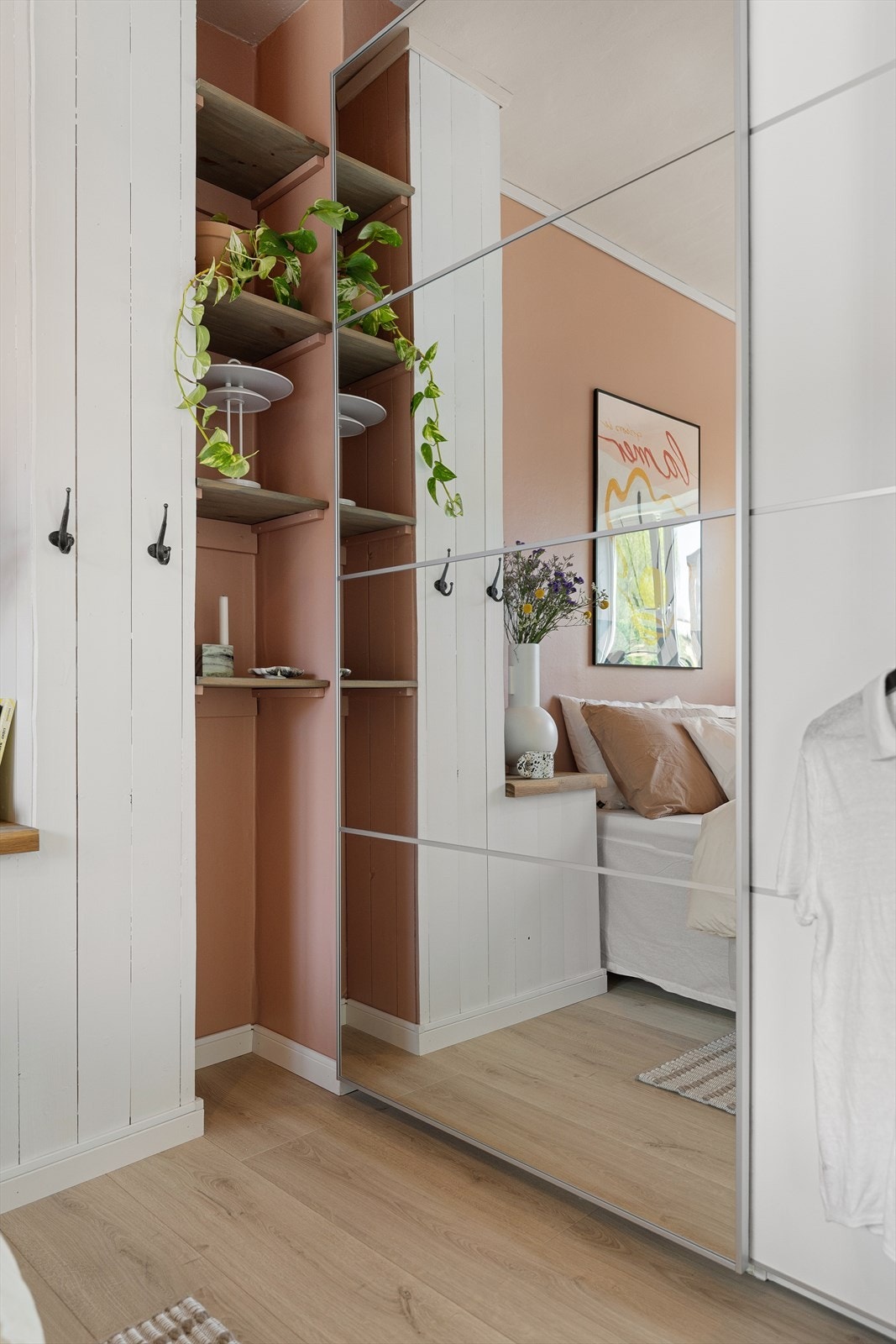 Gode oppbevaringsmuligheter i skyvedørsgarderobe Galleribilde