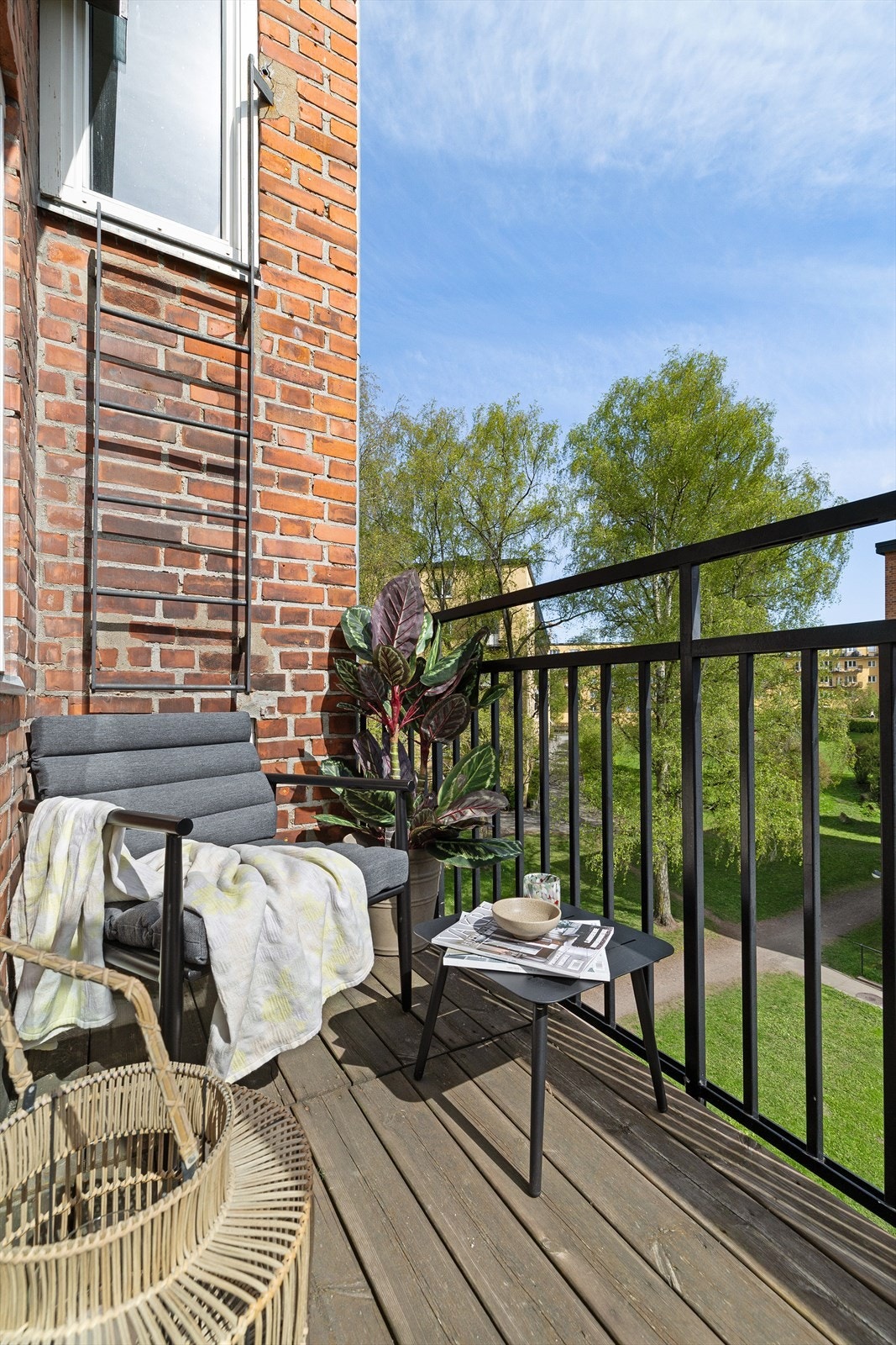 Perfekt sted å nyte en rolig morgen med frokost og en kopp kaffe i solen Galleribilde