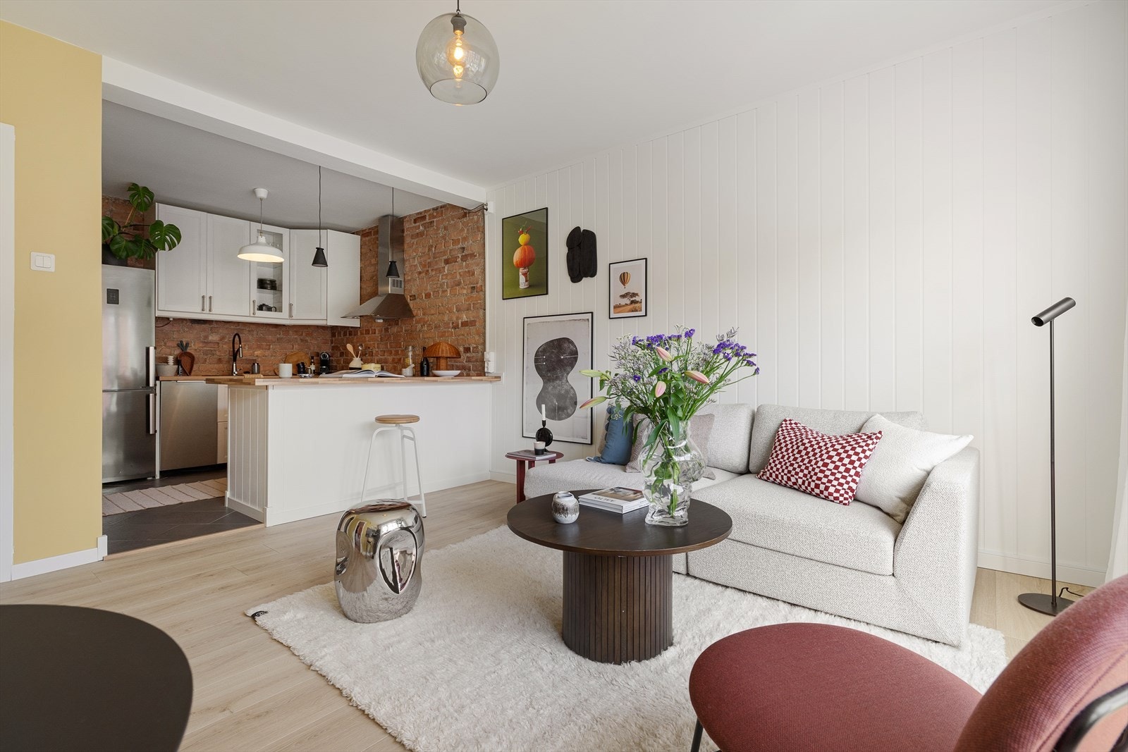 Kjøkkenet ligger i fin forlengelse av stuen og sammen utgjør det et åpent allrom med fin soneinndeling Galleribilde