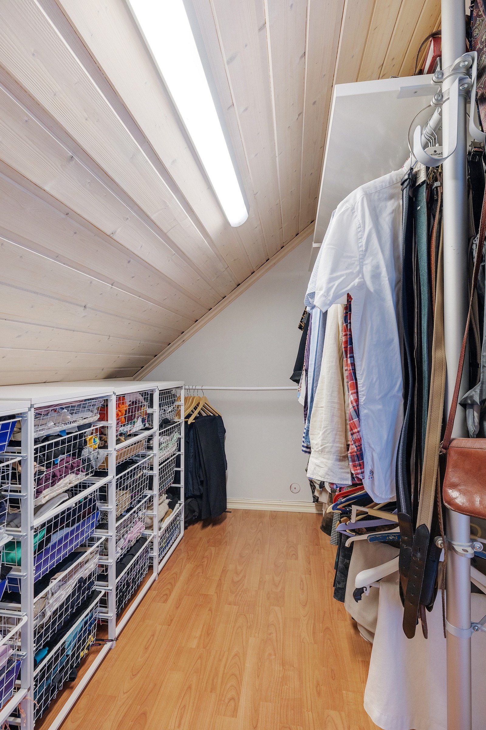 Praktisk walk in garderobe med mye god plass Galleribilde