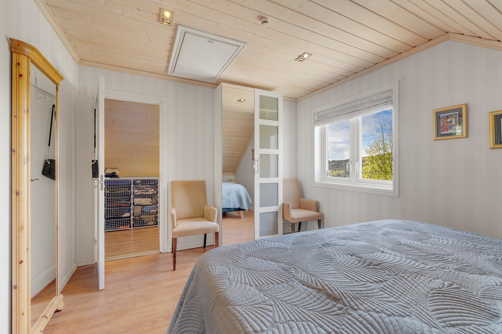 Det er også plass til garderobeløsning Galleribilde