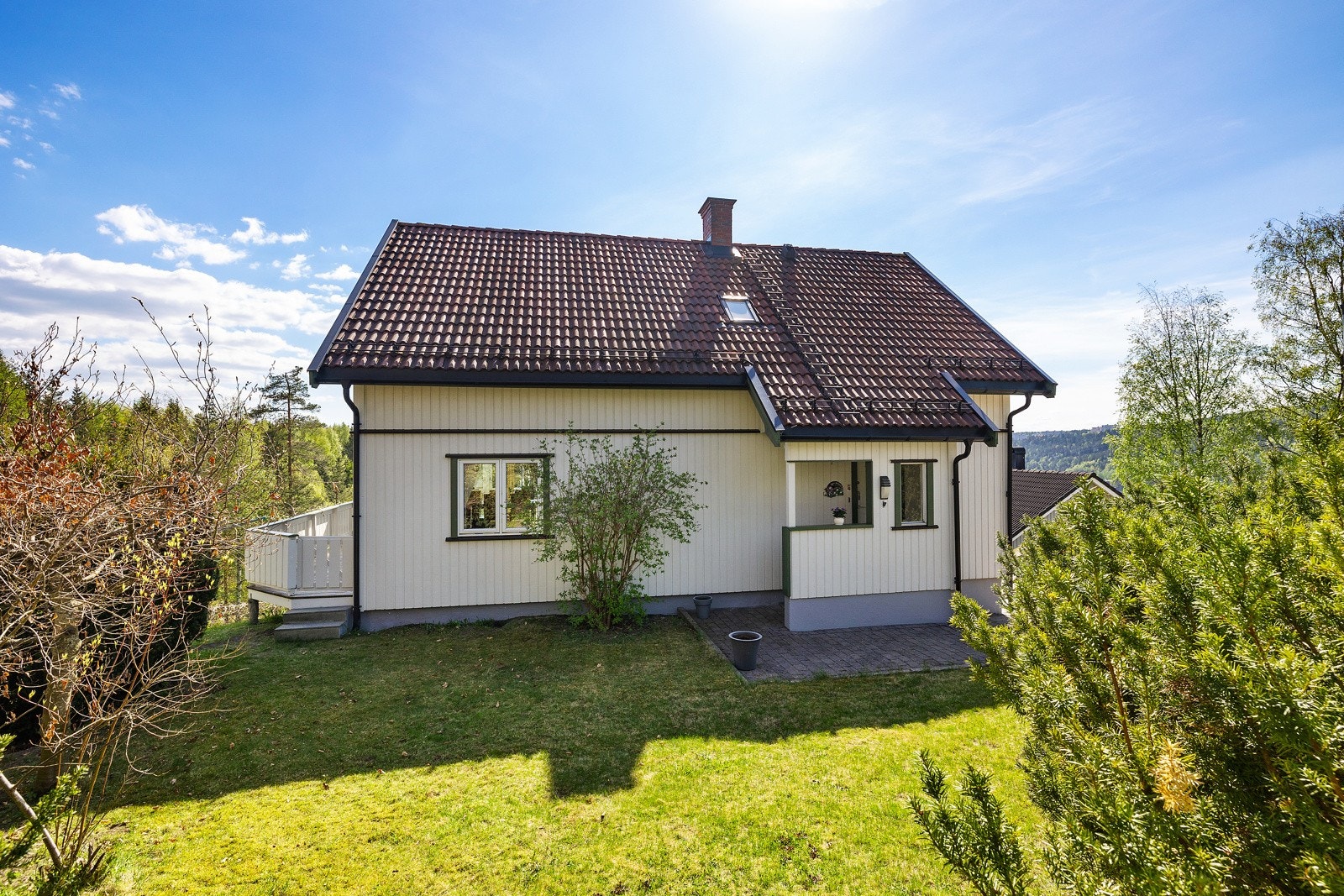 Hagen på baksiden av huset Galleribilde