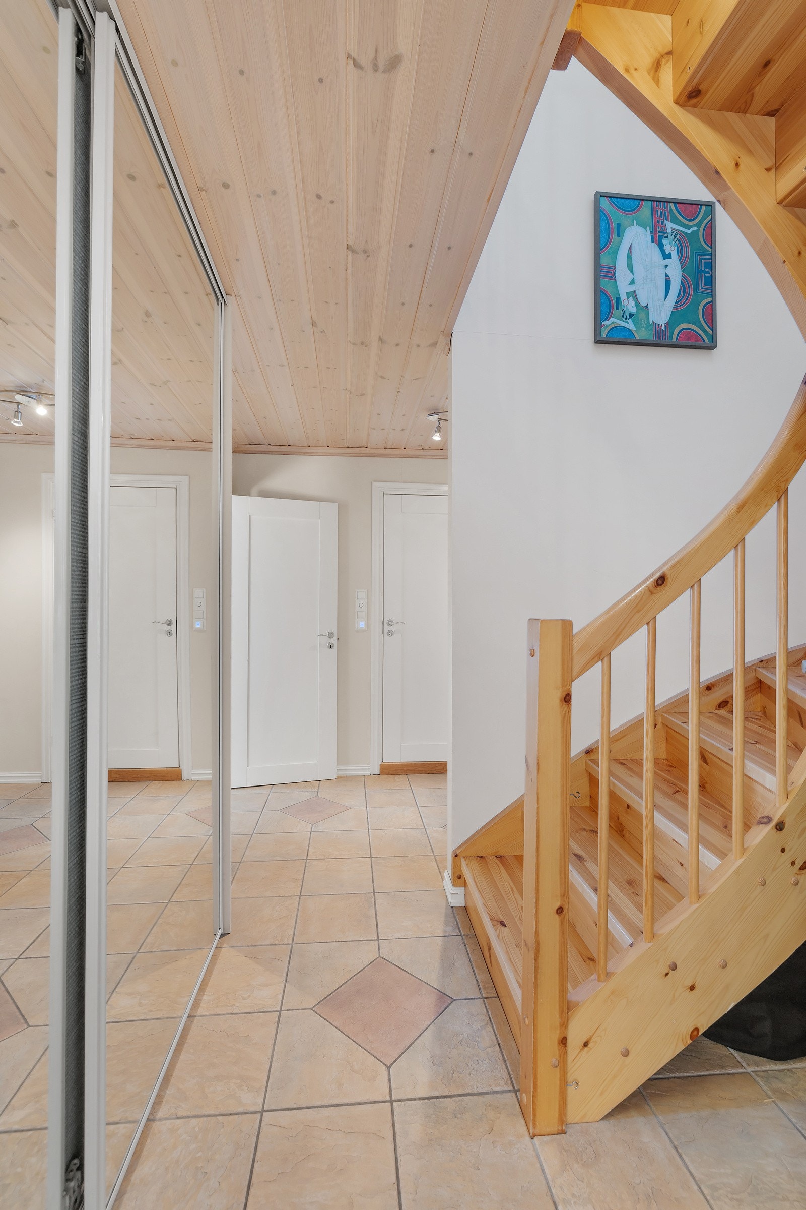 Speilbelagt skyvedørsgarderobe i entré Galleribilde