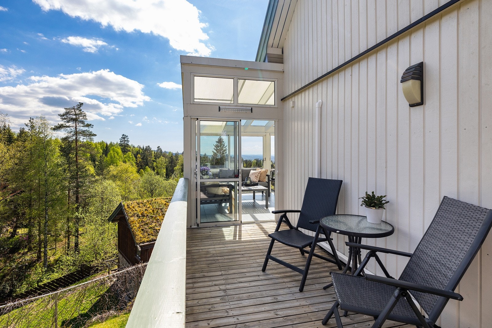 Fra vinterhagen er det utgang til veranda Galleribilde