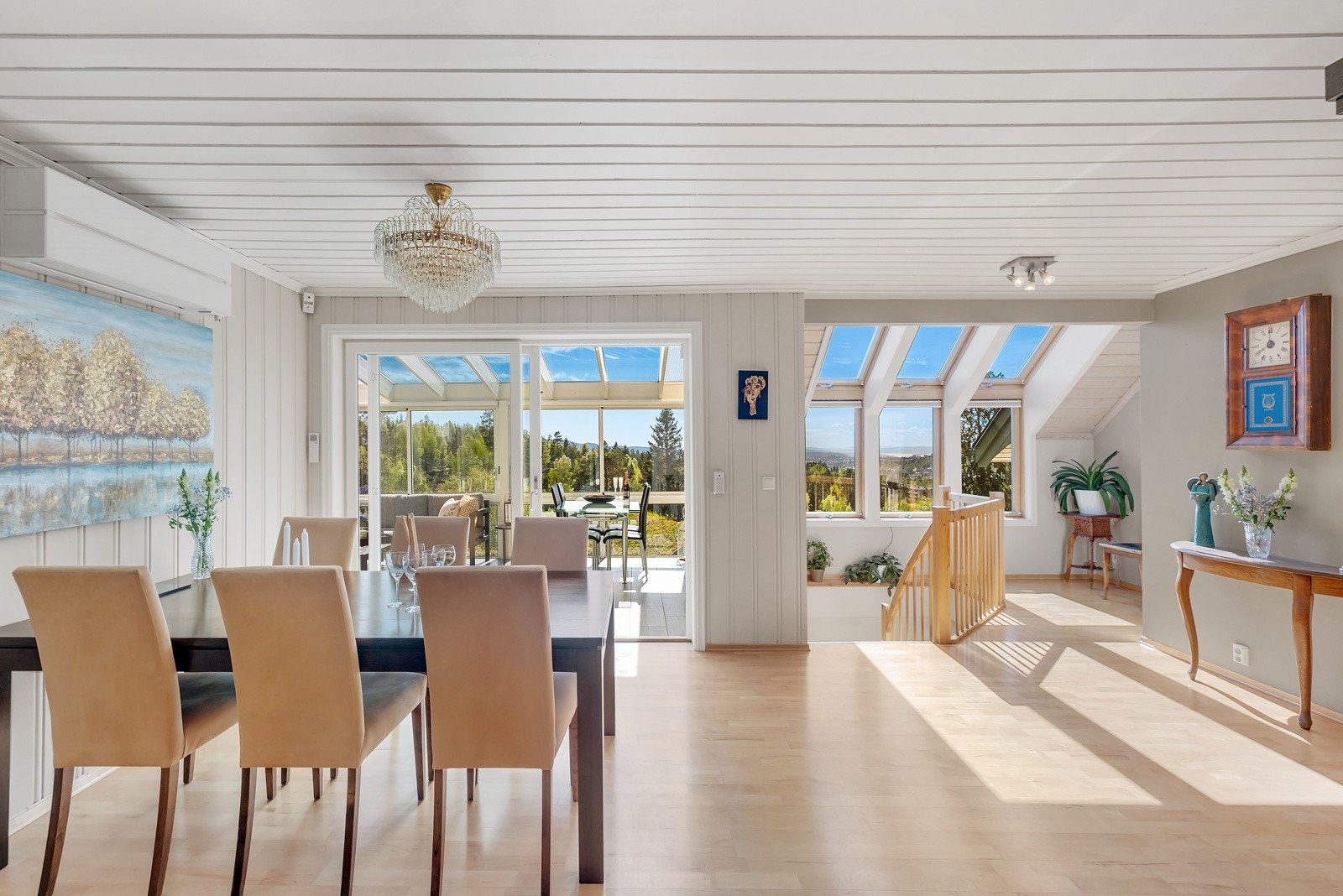Lys og romslig spisestue med nydelig utsikt Galleribilde