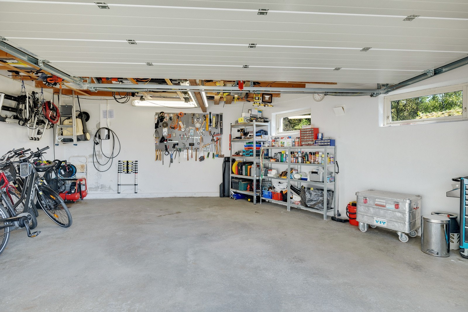 Her er det plass til to biler, verktøy og utstyr Galleribilde
