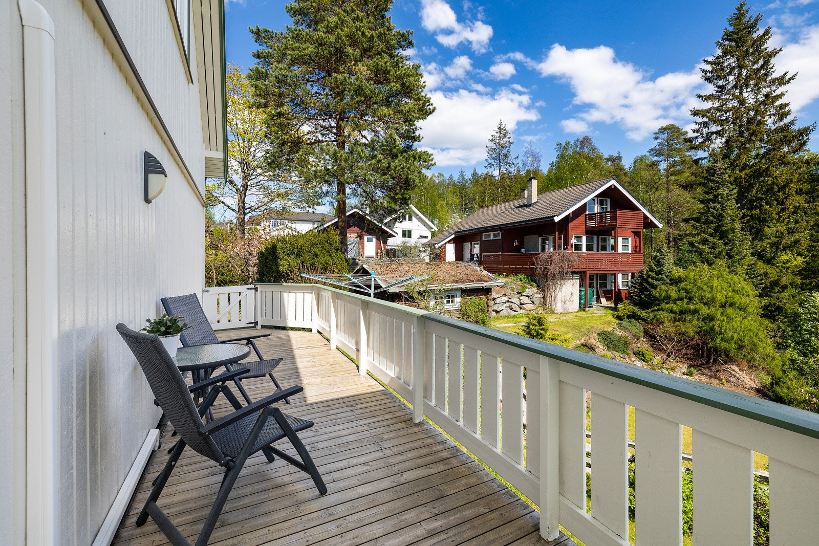 Herfra kan kommer man seg ut i hagen på baksiden av huset Galleribilde