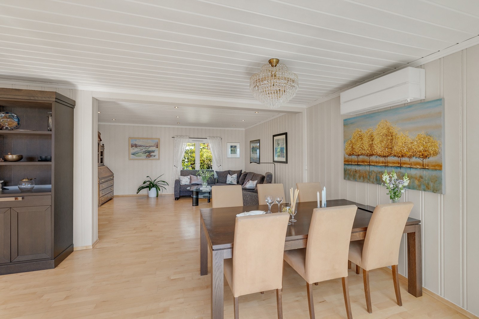 Her er det god plass til stort spisestuebord med tilhørende møblement Galleribilde