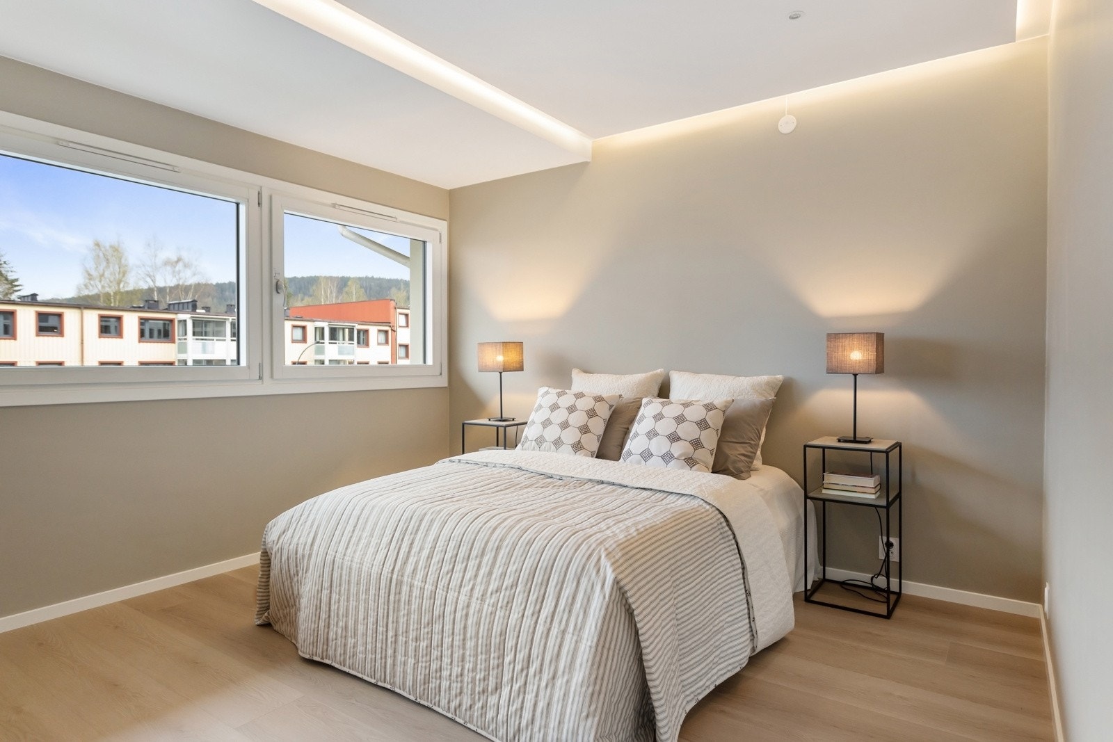 Det er god plass til nattbord på begge sider, samt en ekstra kontorsone eller sminkebord, mulighetene er mange og valget er ditt /deres! Galleribilde