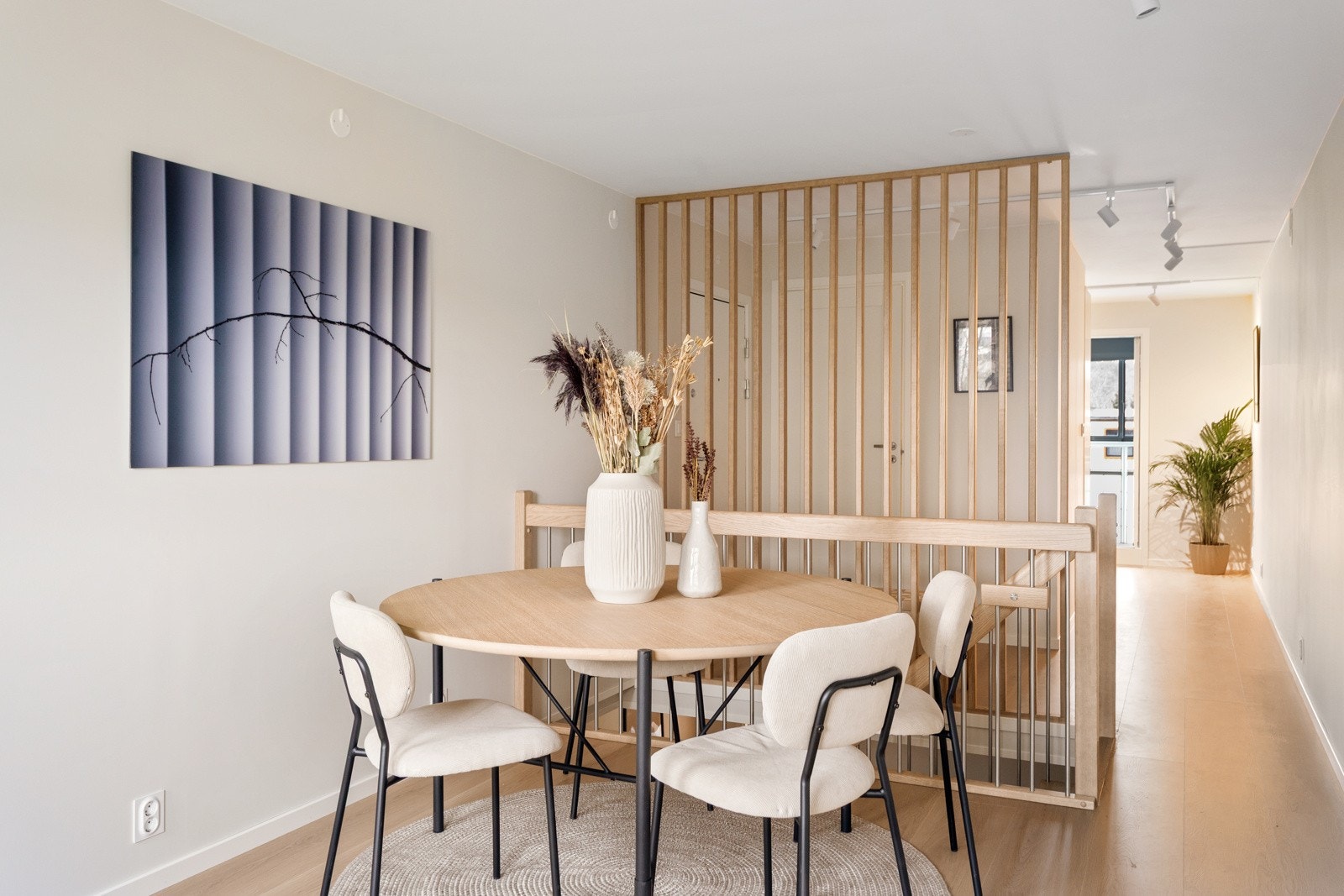 God plass til spisebord for flere gjester, eller en ytterligere møbleringssone. Galleribilde