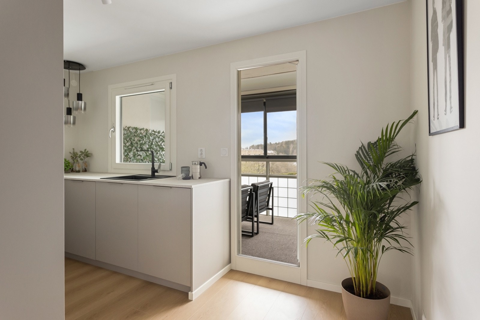 Kjøkkenet byr på store arbeidsflater og en praktisk innredning med gode hylleløsninger! Galleribilde