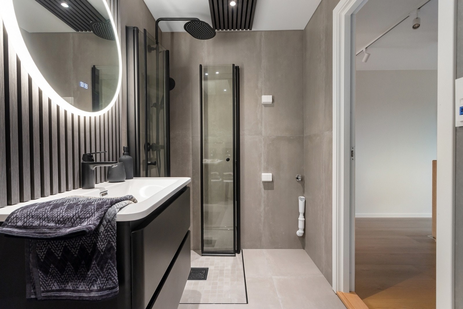 Badet inviterer til velvære og ro. Galleribilde