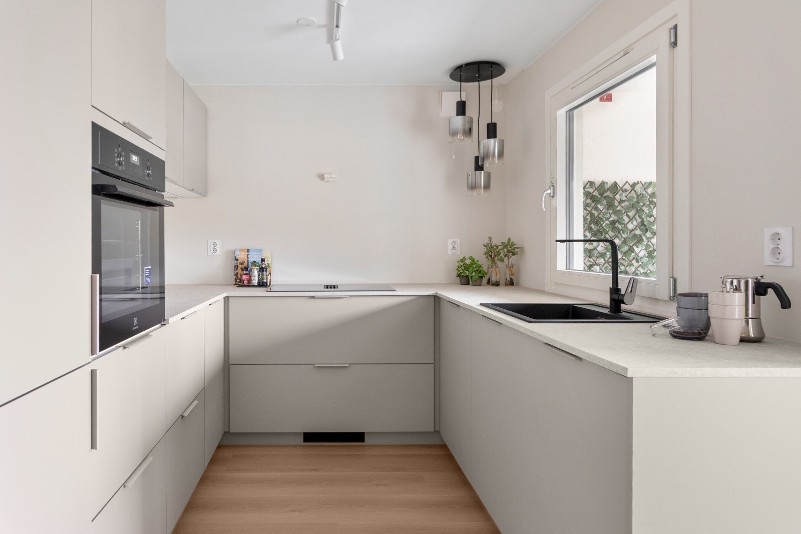 Kjøkkenet fremstår som en invitasjon til kokkekunst på sitt beste. Galleribilde