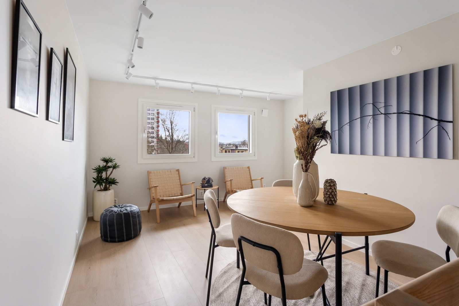 Stuen har plass til alt det en trenger og har en kvadratisk form. Dette er en møbleringsvennlig stue med plass til flere møbleringssoner uten at det går utover gulvarealet. Galleribilde