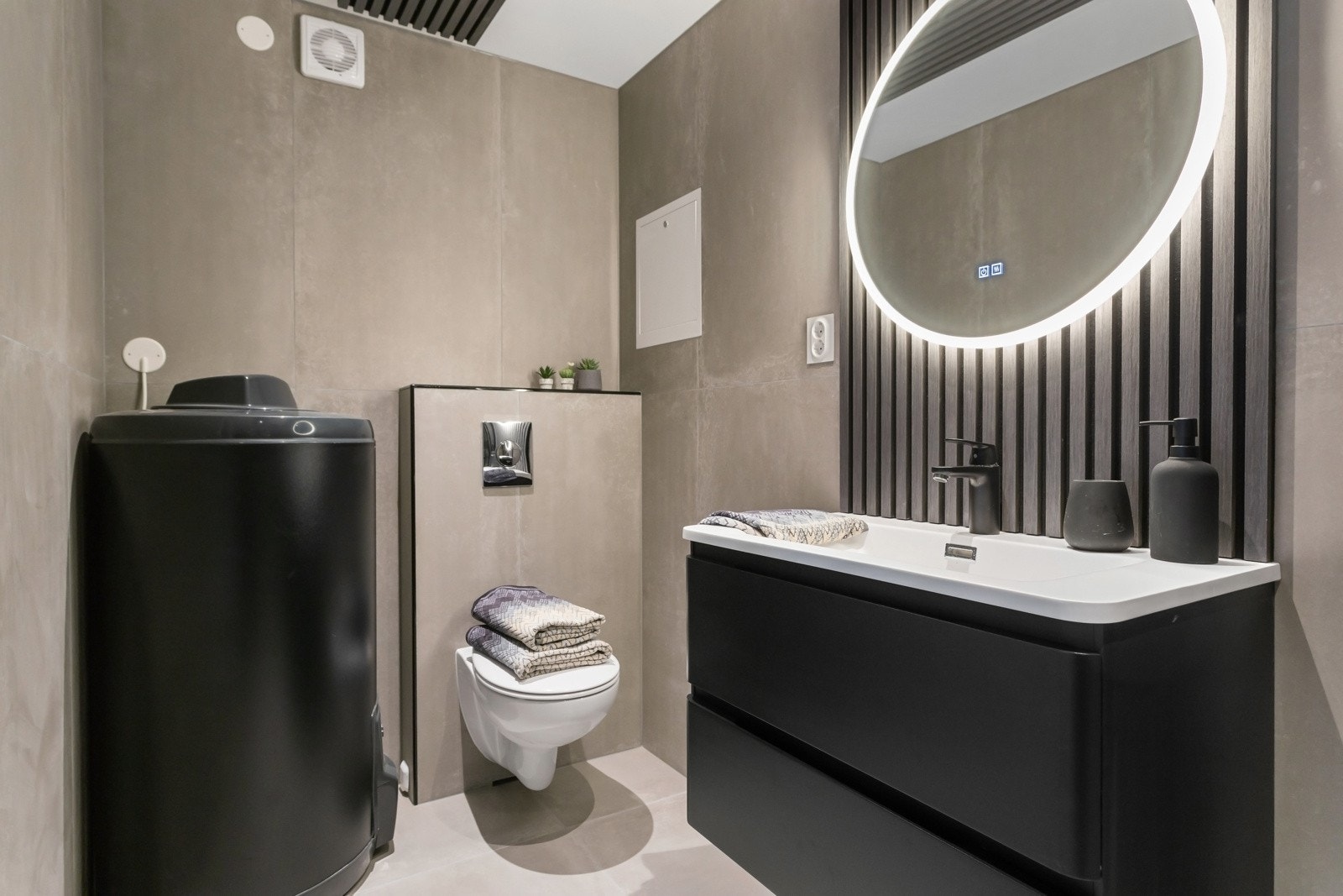 Lyst, friskt og delikat bad med opplegg for vaskemaskin. Galleribilde